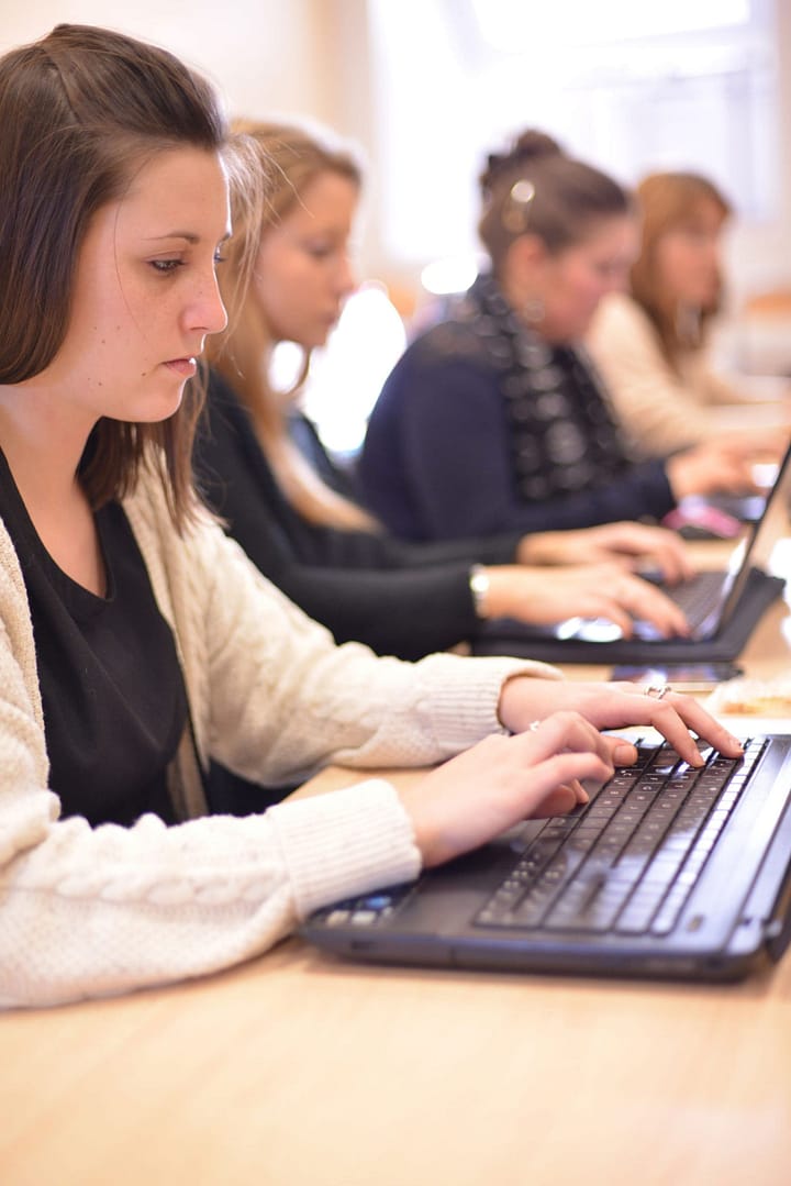 Etudiants travaillant sur ordinateurs Etudiants travaillant sur ordinateurs